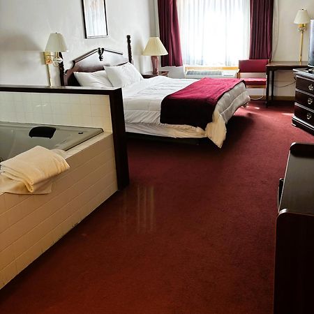 Voyageur Inn And Conference Center Reedsburg Ngoại thất bức ảnh